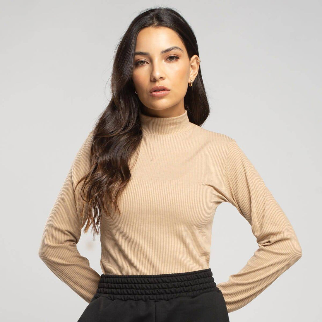 Blusa Manga Longa Gola Alta Canelada Bege - Vicbela