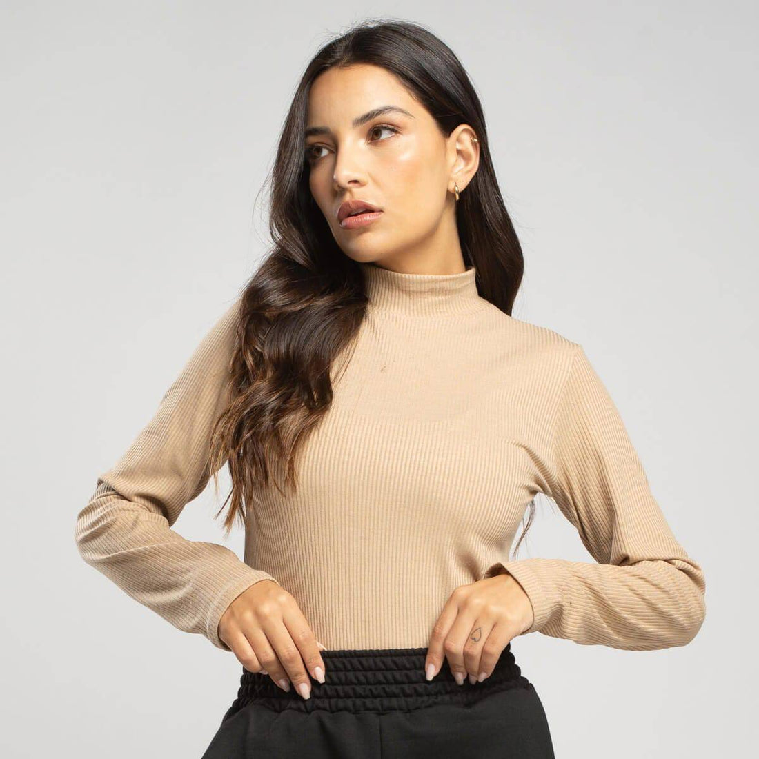 Blusa Manga Longa Gola Alta Canelada Bege - Vicbela