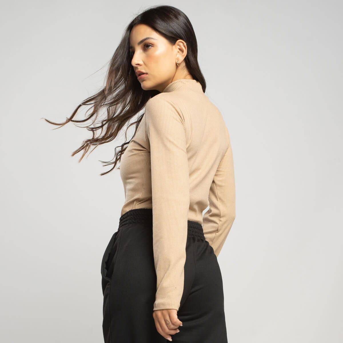 Blusa Manga Longa Gola Alta Canelada Bege - Vicbela