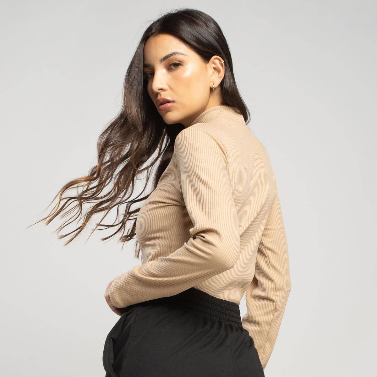Blusa Manga Longa Gola Alta Canelada Bege - Vicbela