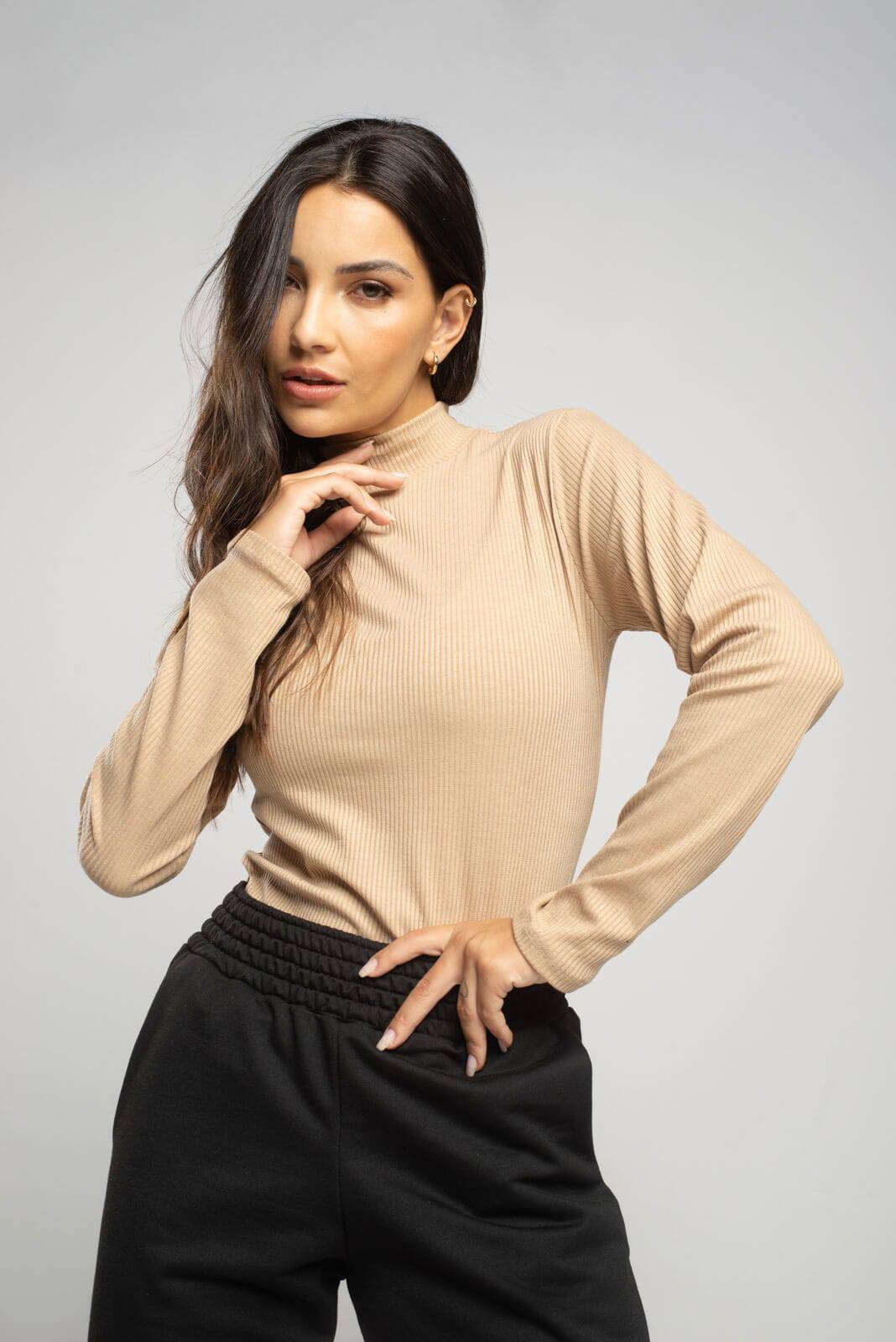Blusa Manga Longa Gola Alta Canelada Bege - Vicbela
