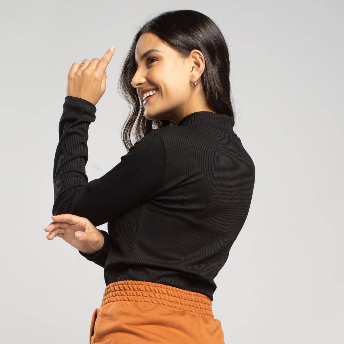 Blusa Manga Longa Gola Alta Canelada Preto - Vicbela