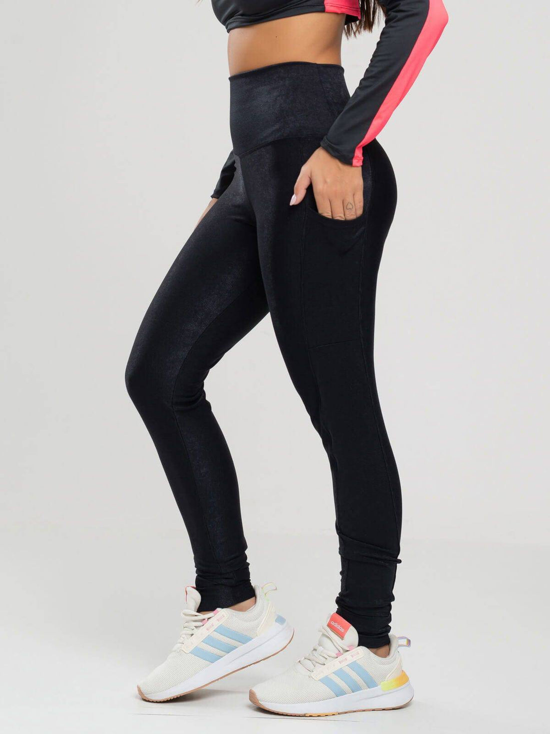 Calça Legging com Bolso Canelada Preto - Vicbela