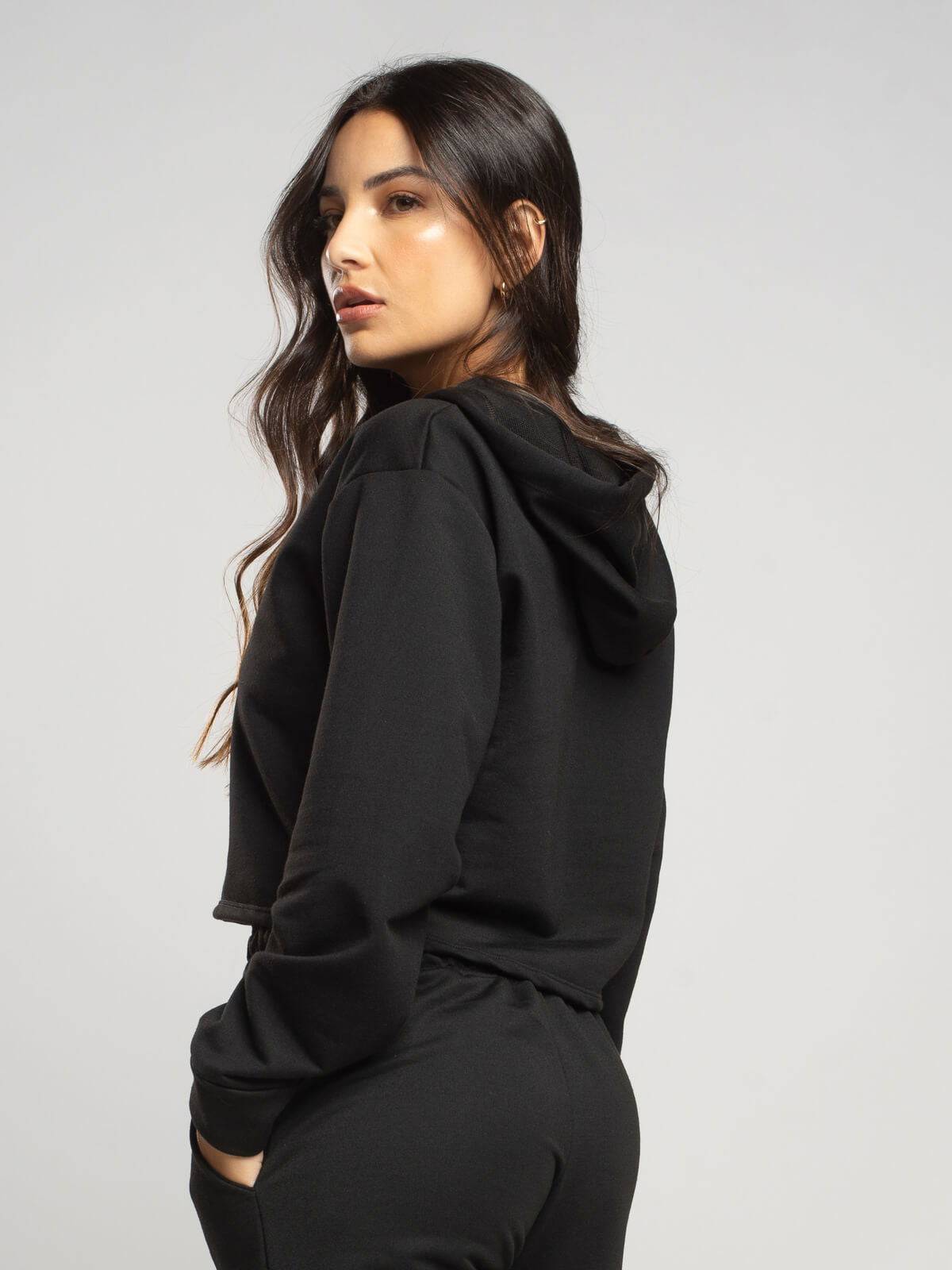 Casaco Cropped Capuz Moletinho Preto - Vicbela