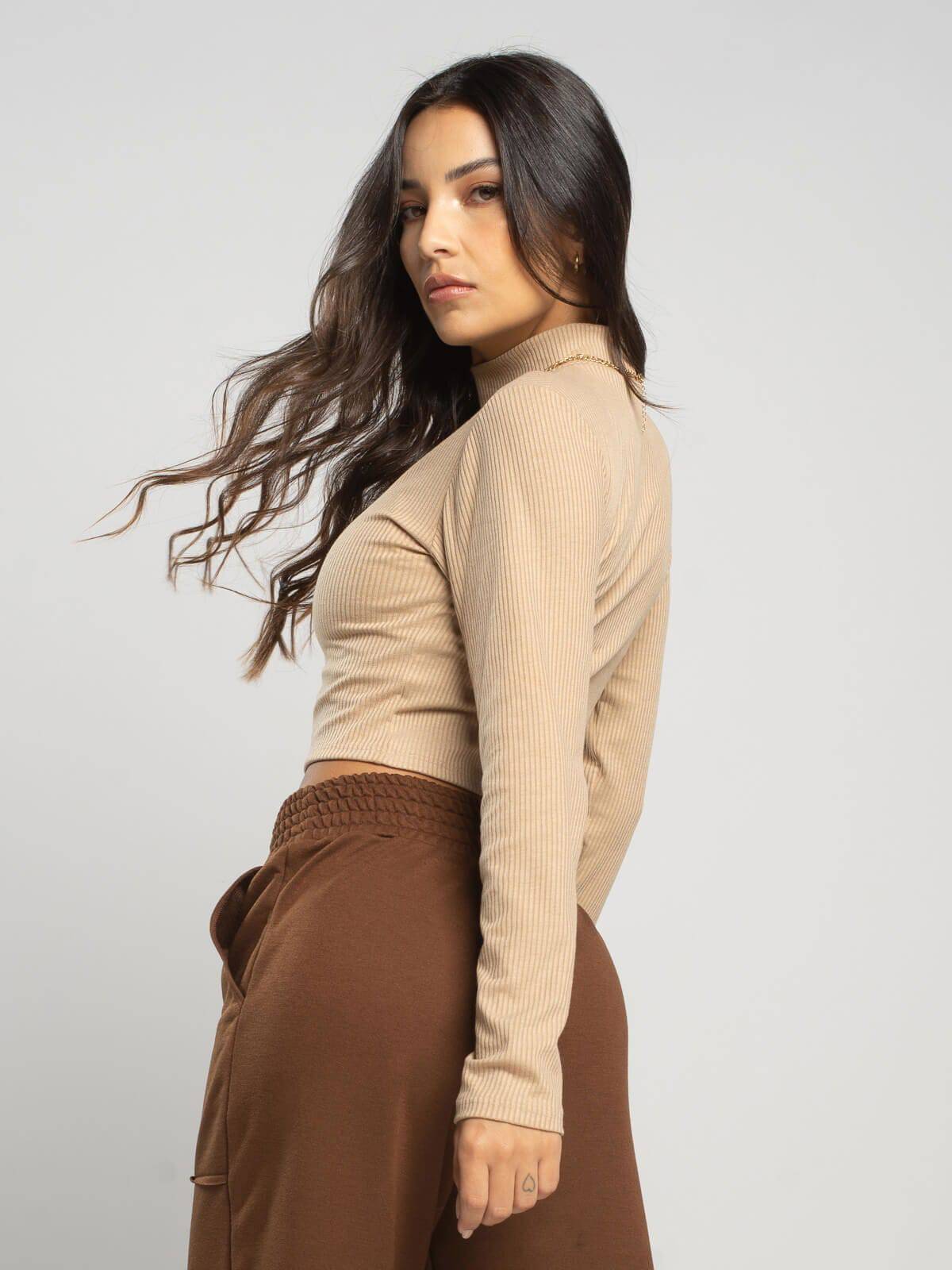Cropped Gola Alta Manga Comprida Bege - Vicbela