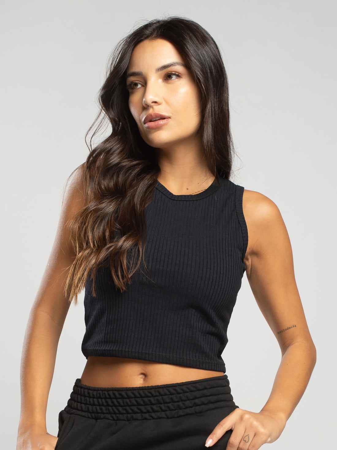 Cropped Regata Canelado Preto - Vicbela