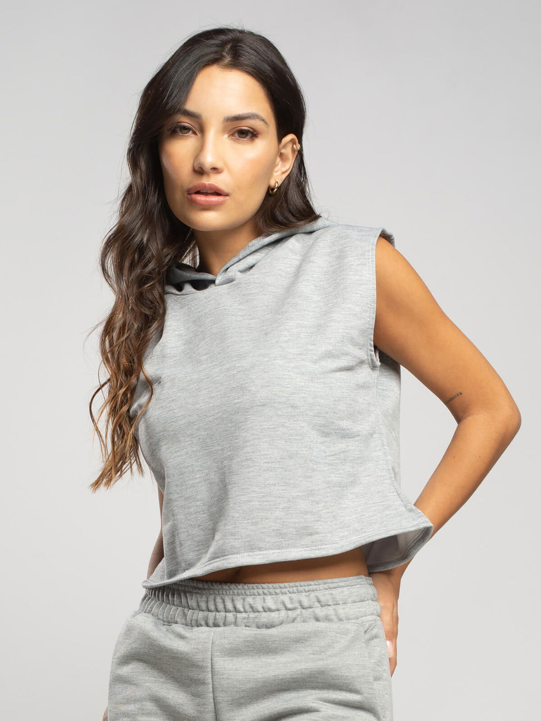 Cropped Regata Com Capuz Cinza - Vicbela