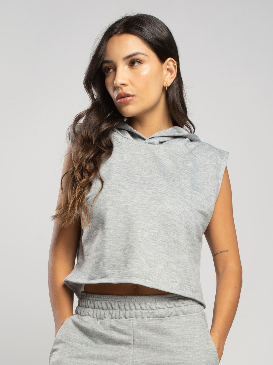 Cropped Regata Com Capuz Cinza - Vicbela