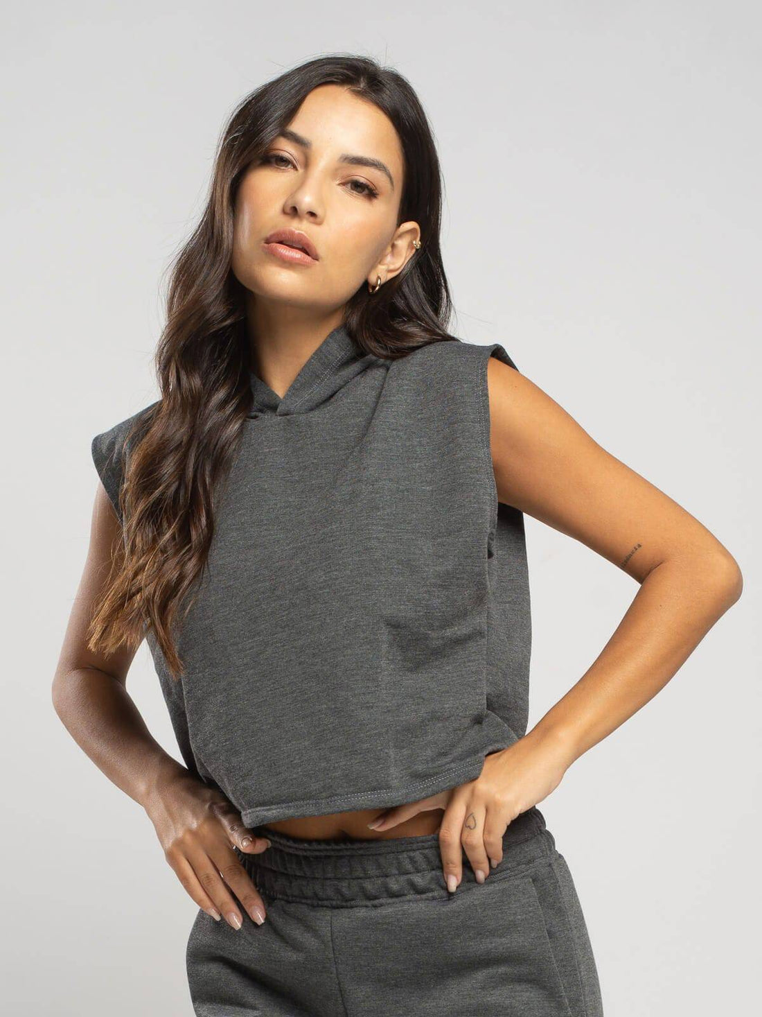 Cropped Regata Com Capuz Grafite - Vicbela