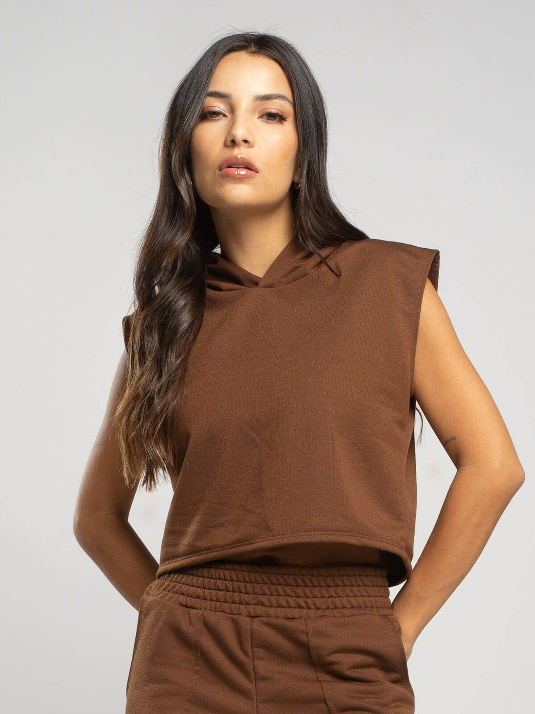 Cropped Regata Com Capuz Marrom - Vicbela