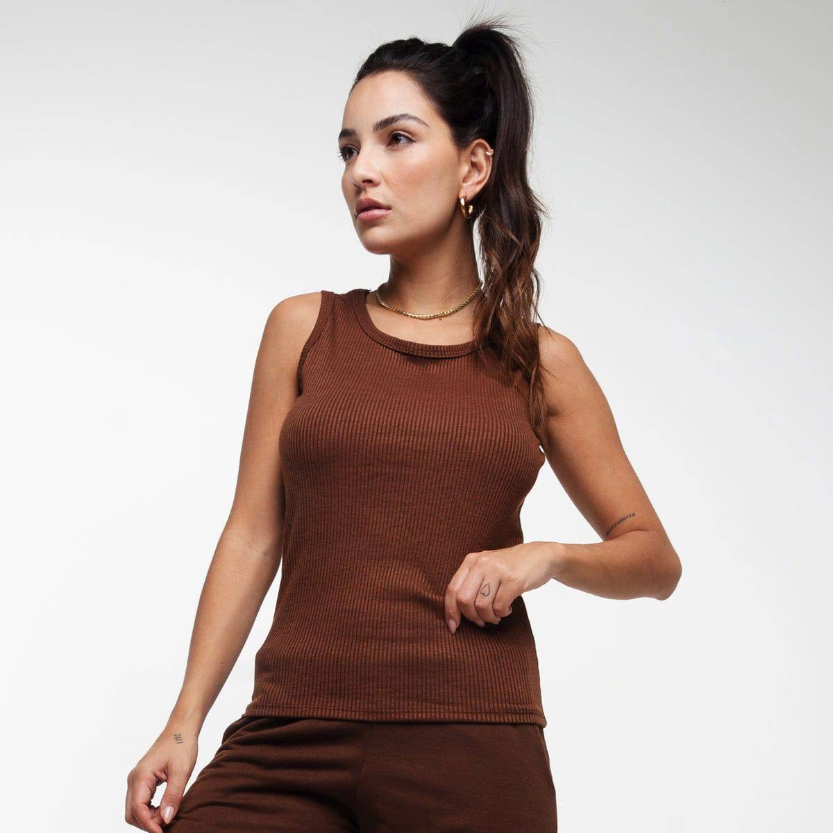 Regata Básica Canelada Marrom - Vicbela