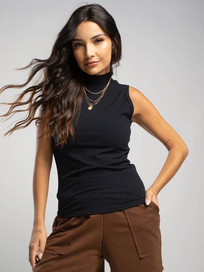 Regata Básica Gola Alta Canelada Preto Vicbela - look completo
