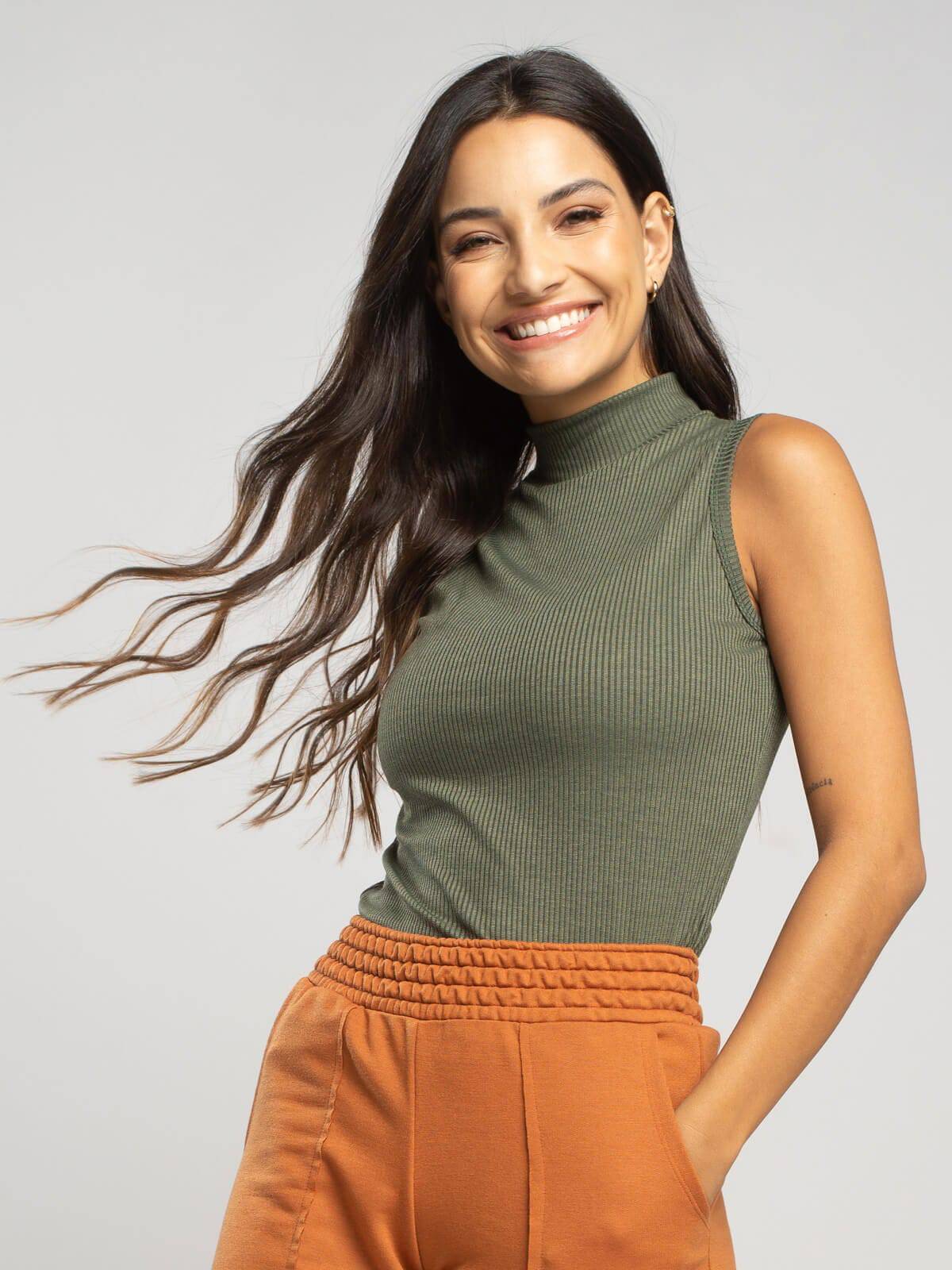 Regata Básica Gola Alta Canelada Verde - Vicbela