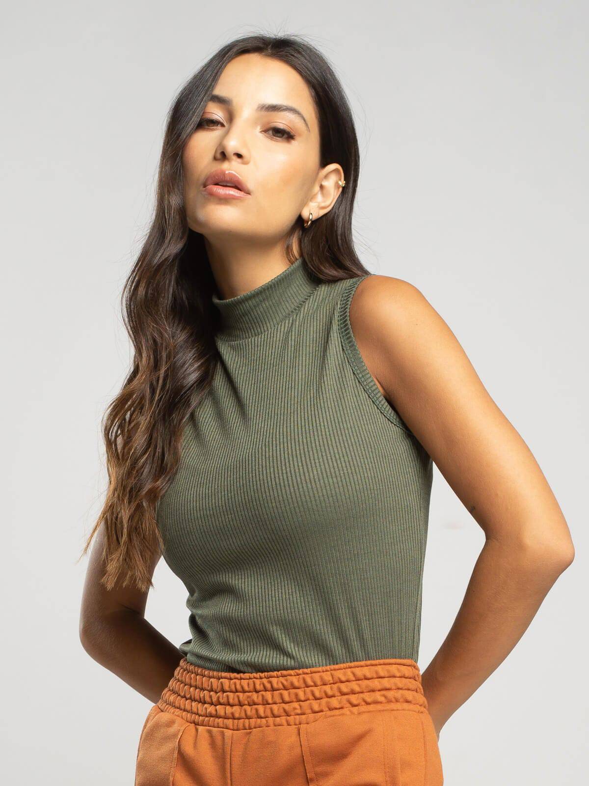 Regata Básica Gola Alta Canelada Verde - Vicbela