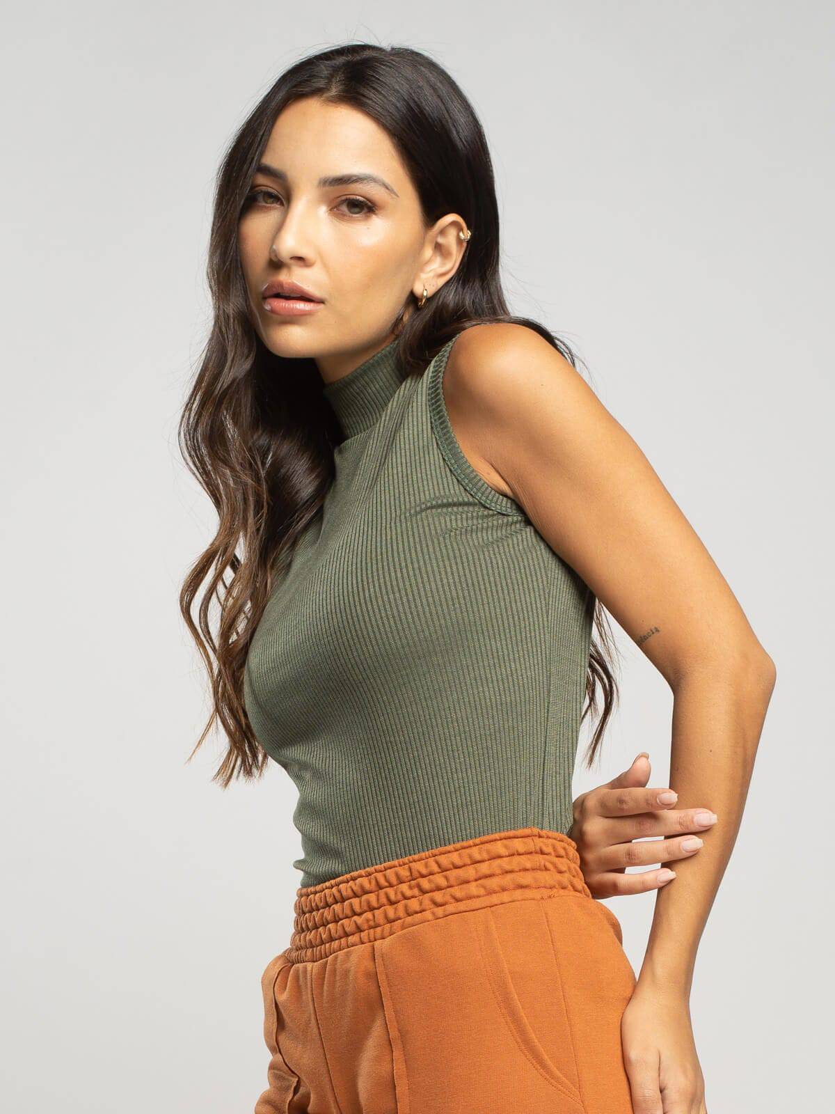 Regata Básica Gola Alta Canelada Verde - Vicbela