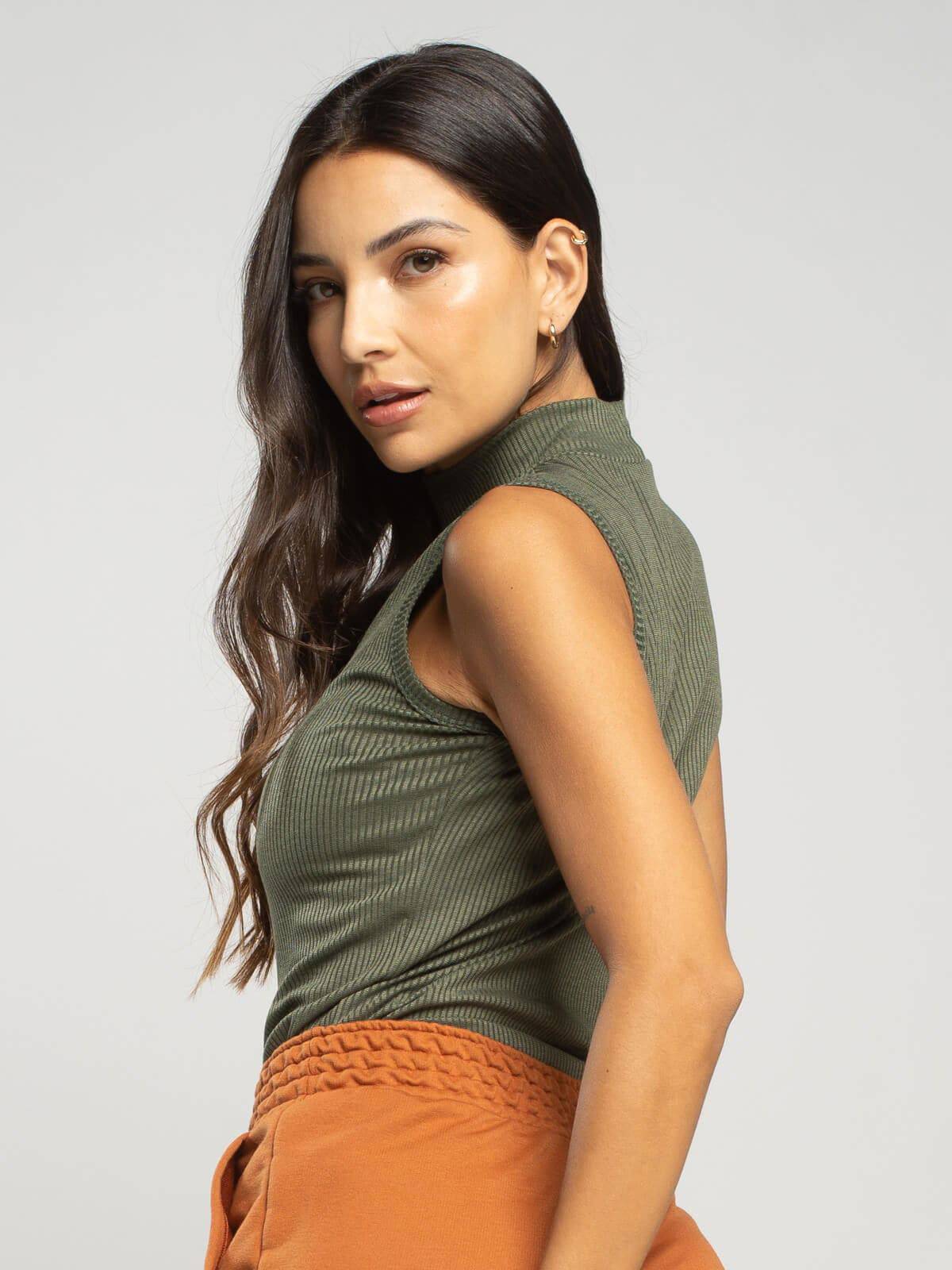 Regata Básica Gola Alta Canelada Verde - Vicbela