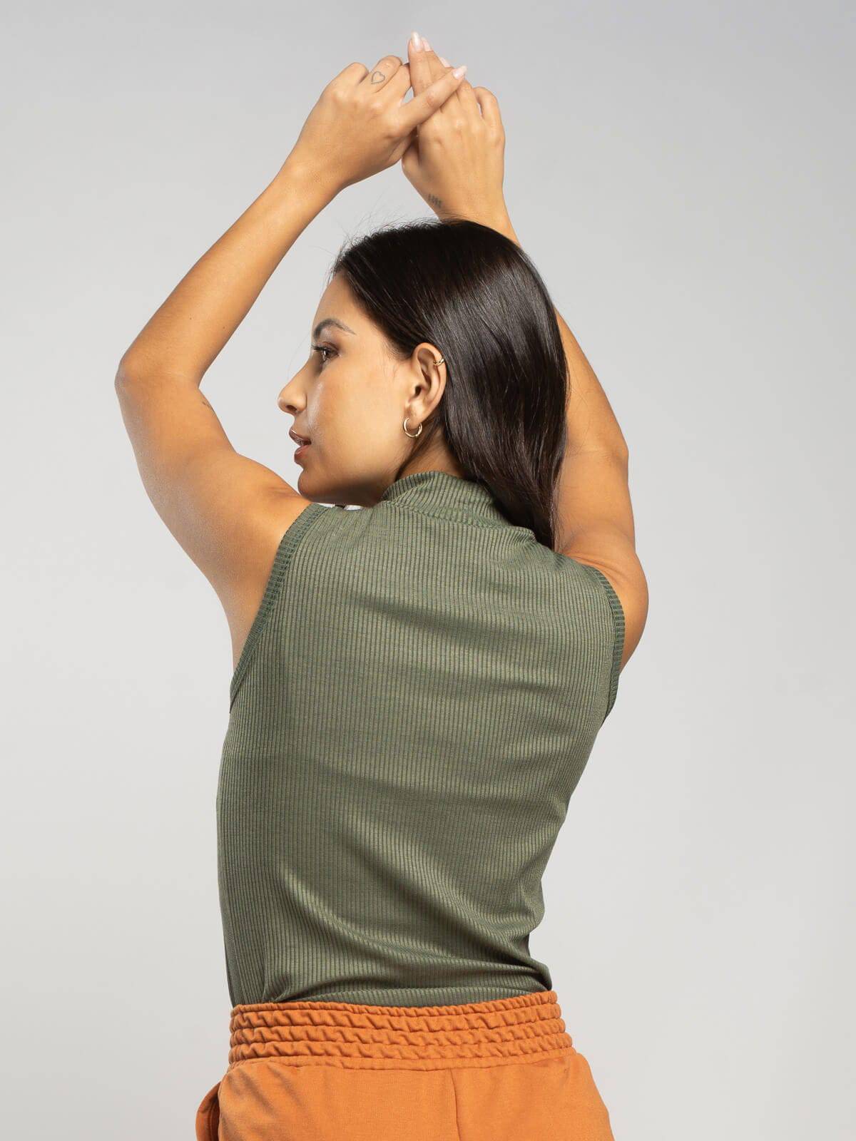 Regata Básica Gola Alta Canelada Verde - Vicbela