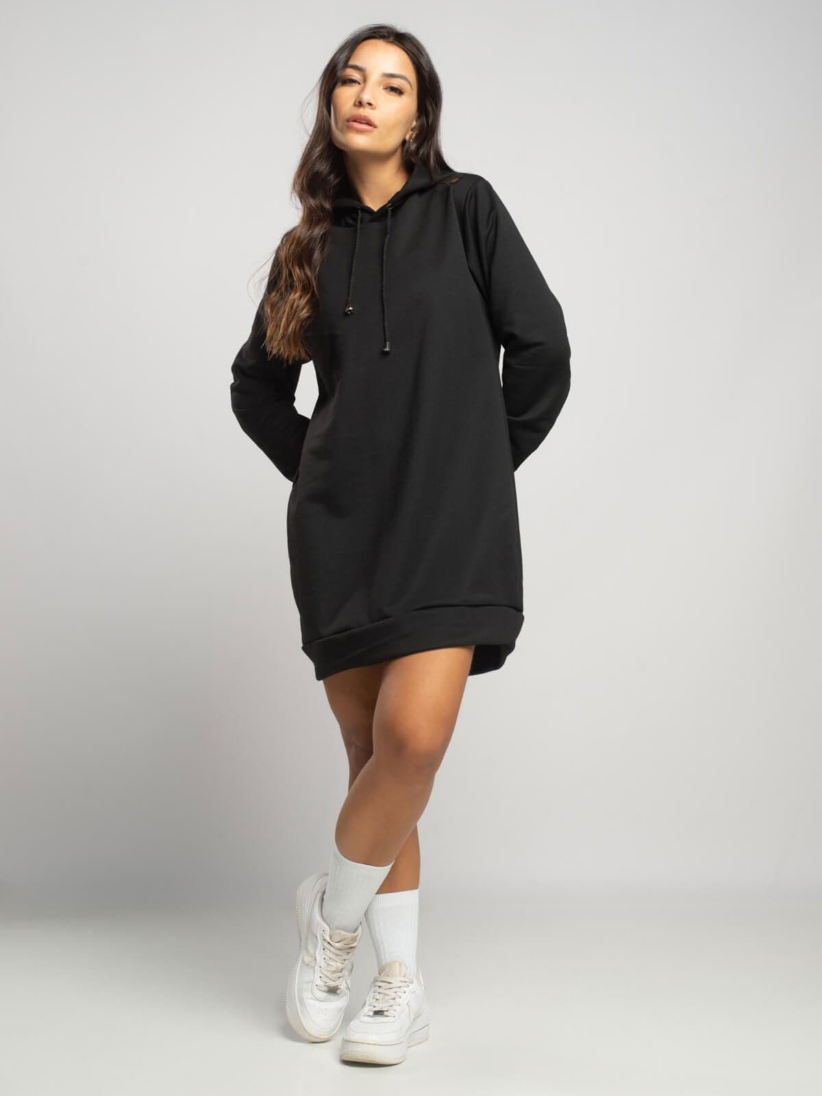 Vestido Blusão Com Capuz Manga Longa Preto - Vicbela