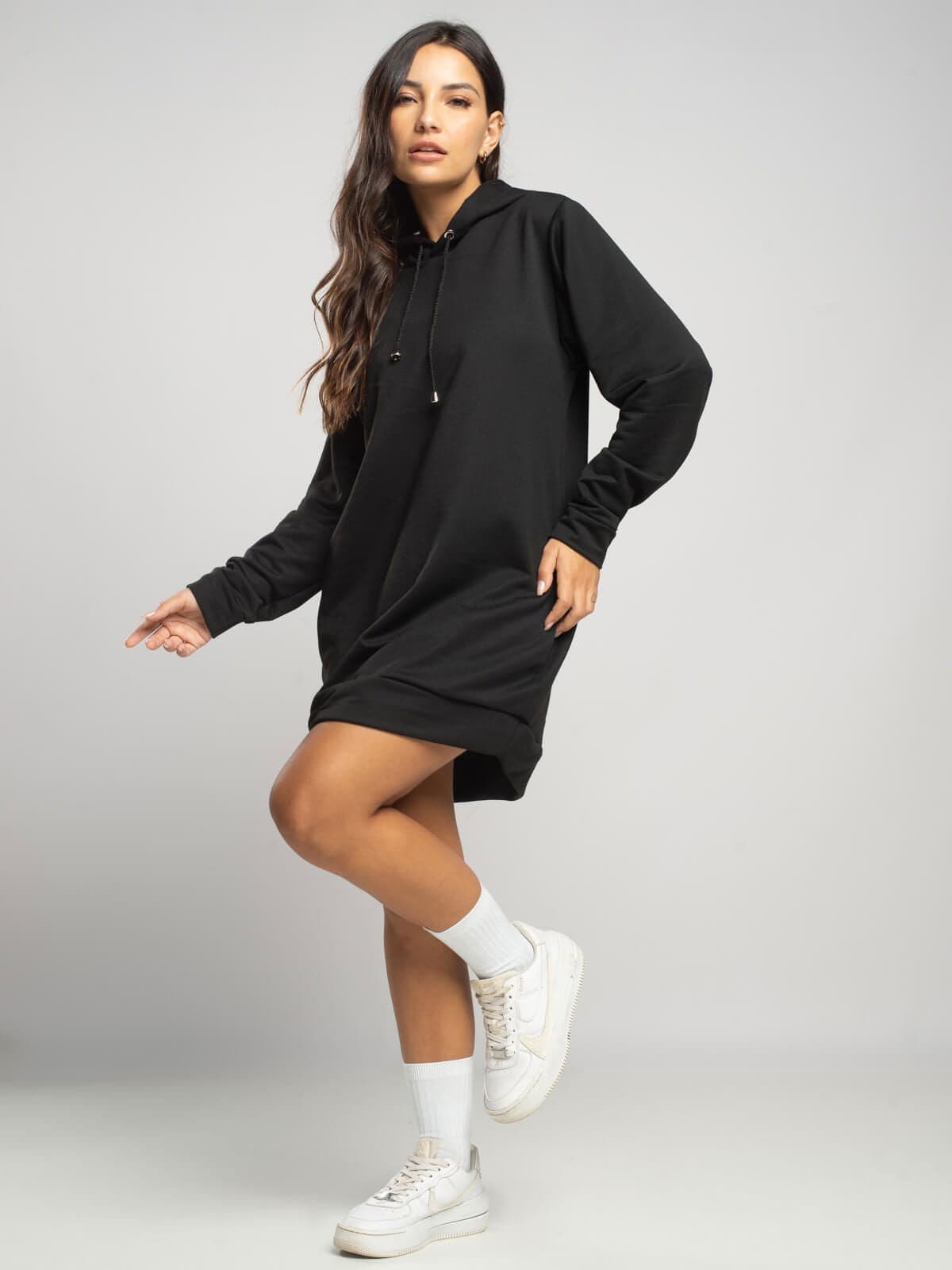 Vestido Blusão Com Capuz Manga Longa Preto - Vicbela