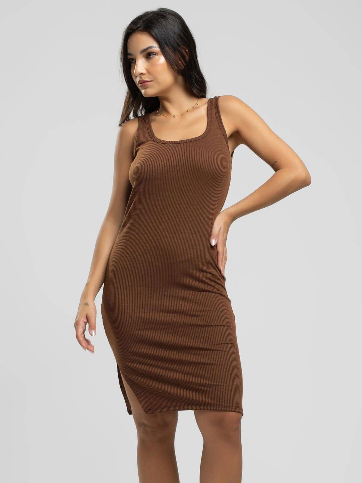 Vestido Midi Alça Regata Canelado Decote na Perna Marrom - Vicbela