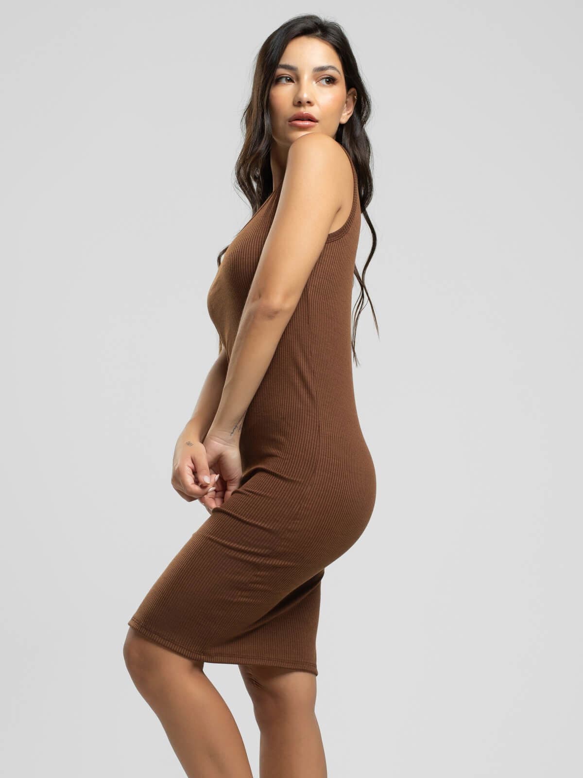 Vestido Midi Alça Regata Canelado Decote na Perna Marrom - Vicbela