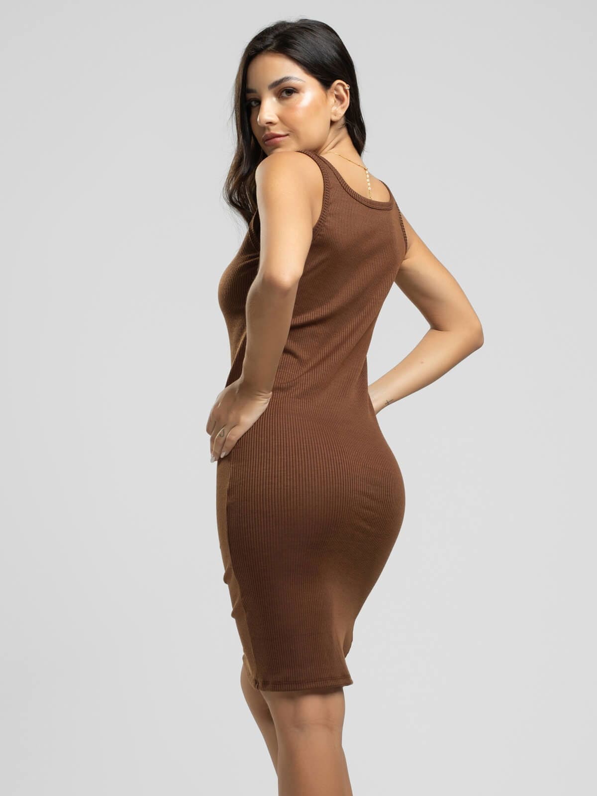 Vestido Midi Alça Regata Canelado Decote na Perna Marrom - Vicbela