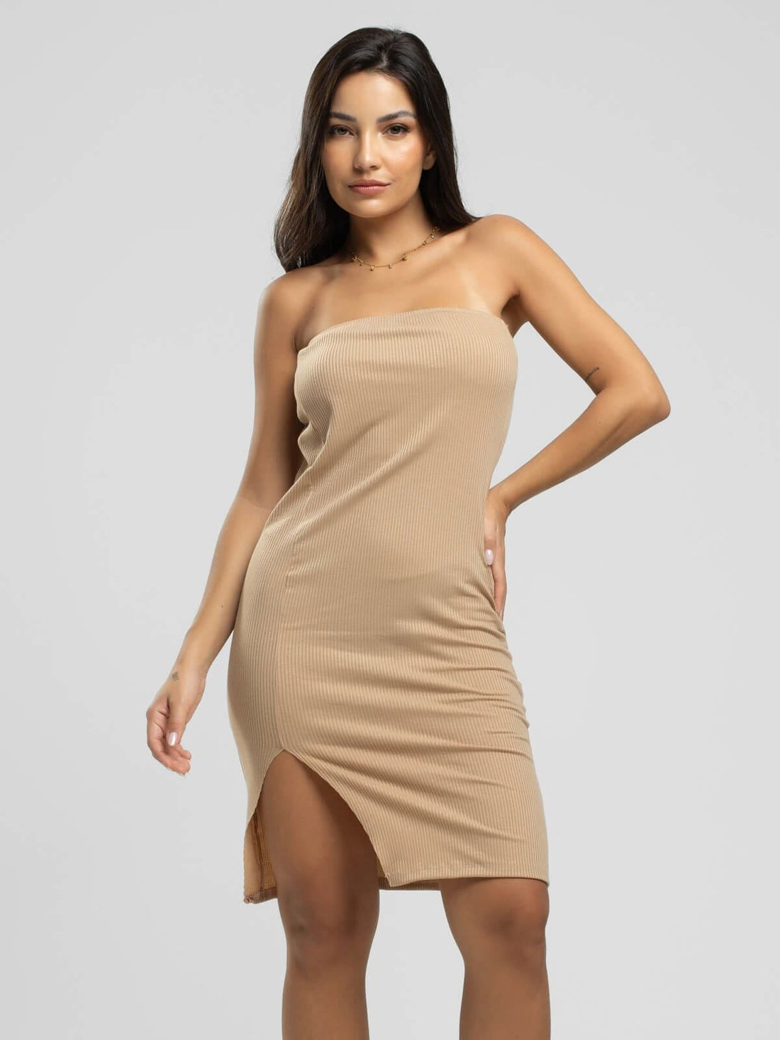Vestido Midi Tomara Que Caia Canelado Decote na Perna Bege - Vicbela