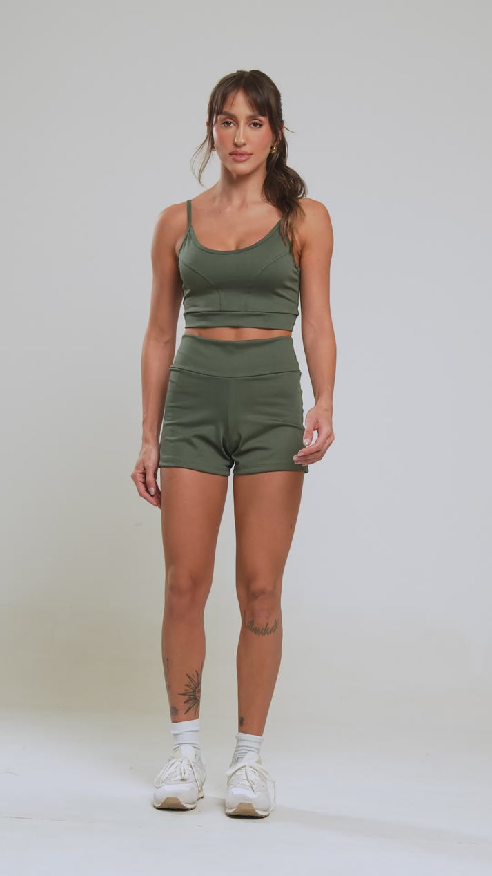 Top Recortado Fitness Suplex Verde da VicBela em detalhe de caimento e estilo athleisure