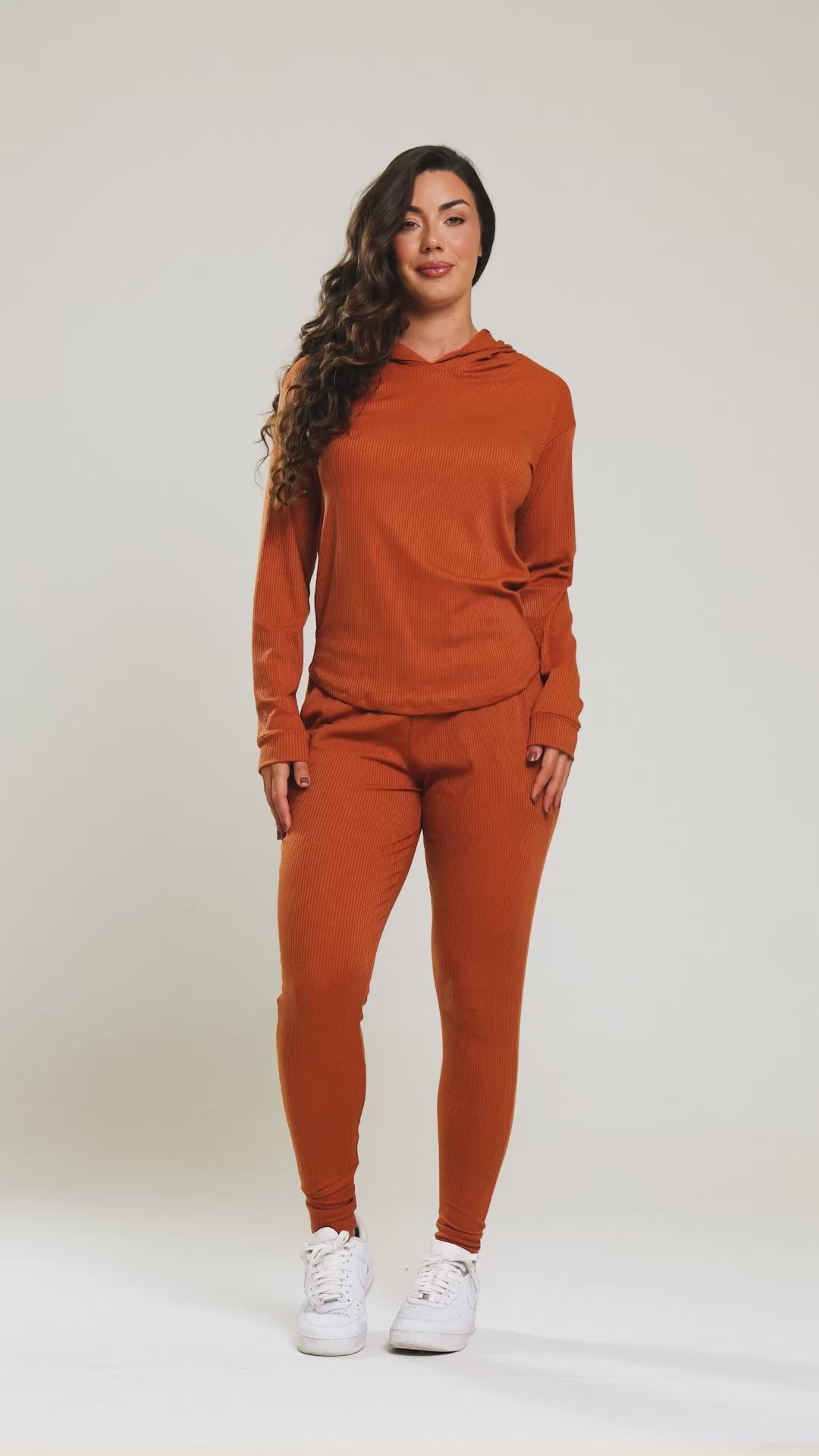 Conjunto Canelado Calça Jogger + Blusa com Capuz Manga Longa Marrom